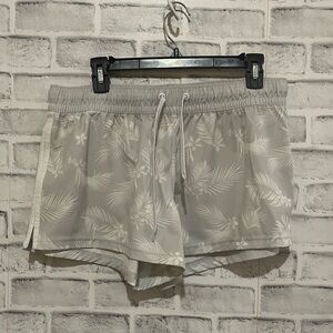 Women’s Reel Life gray and white floral water wicking shorts XL